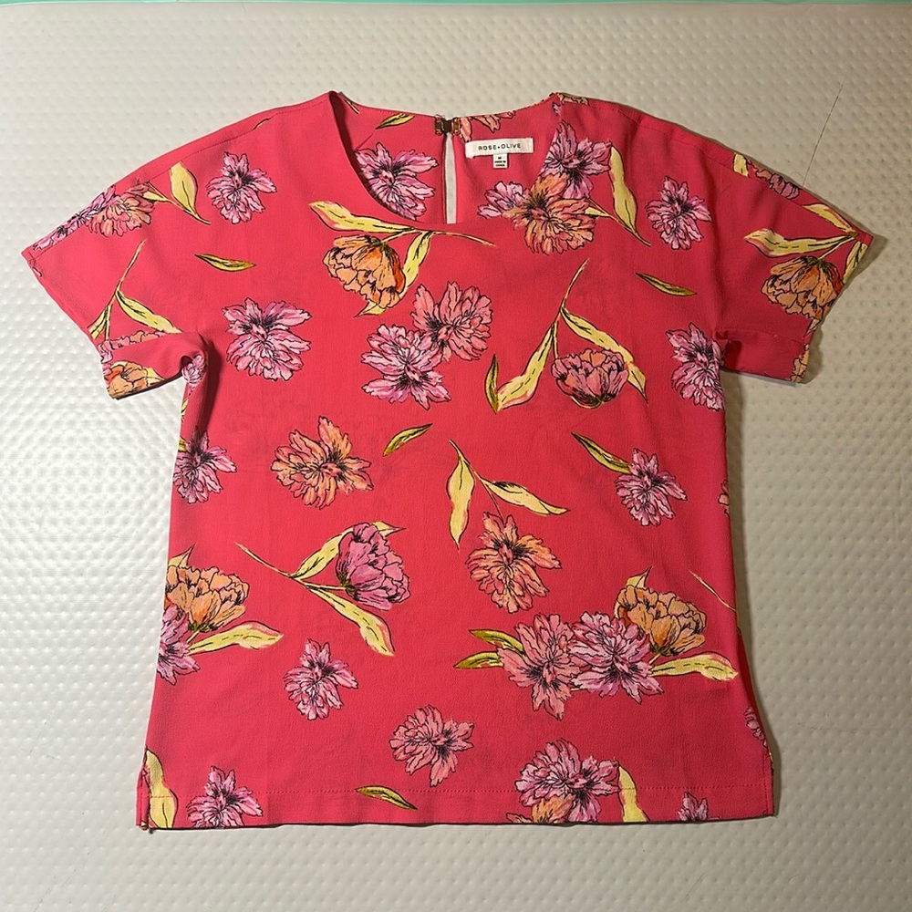 Rose + Olive Pink Floral Print Blouse Size M Short Sleeve Round Neck Casual Top - Picture 2 of 9